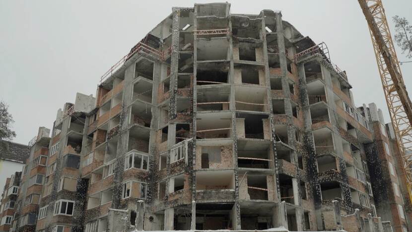 Beschadigde flat in Irpin, Oekraïne