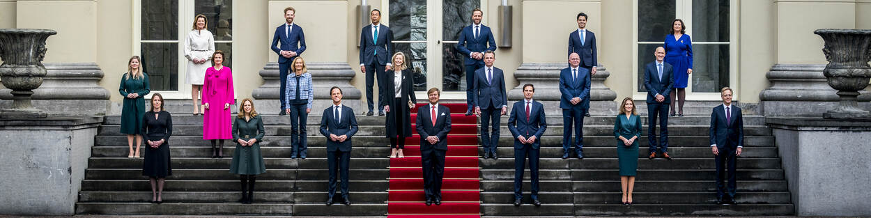 The King and the ministers of the fourth Rutte government on the steps of Noordeinde Palace.