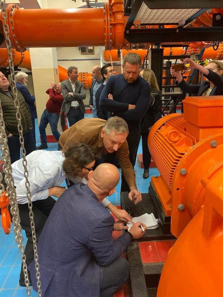 The delegation visits a pumping station in Rotterdam.