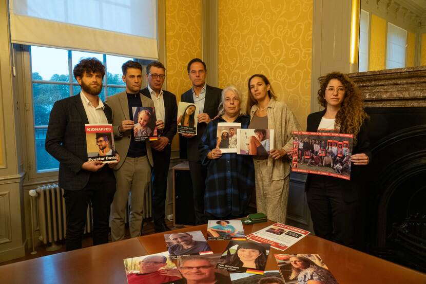 Minister-president Rutte op de foto met vrienden en familieleden van gegijzelde mensen in Gaza