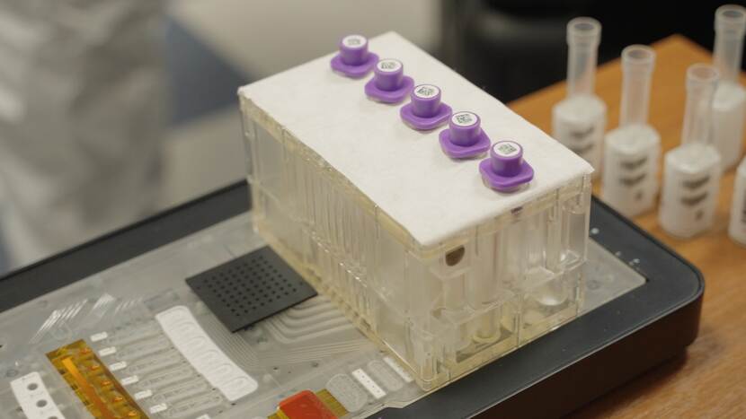 Een met Nederlandse steun aan de Oekraïense politie geleverde DNA-kit.