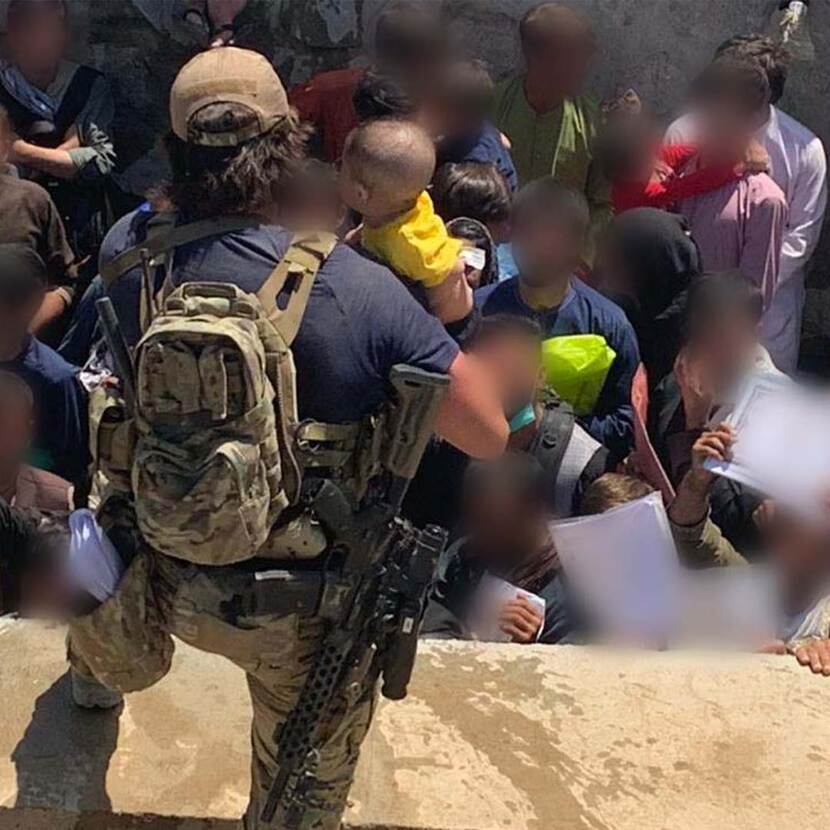 Evacuatie Afghanistan - soldaat met kind
