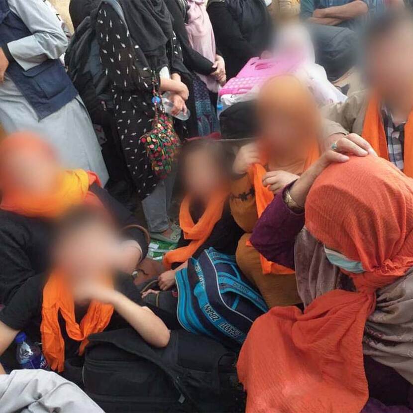 Evacuatie Afghanistan - vluchtelingen in oranje