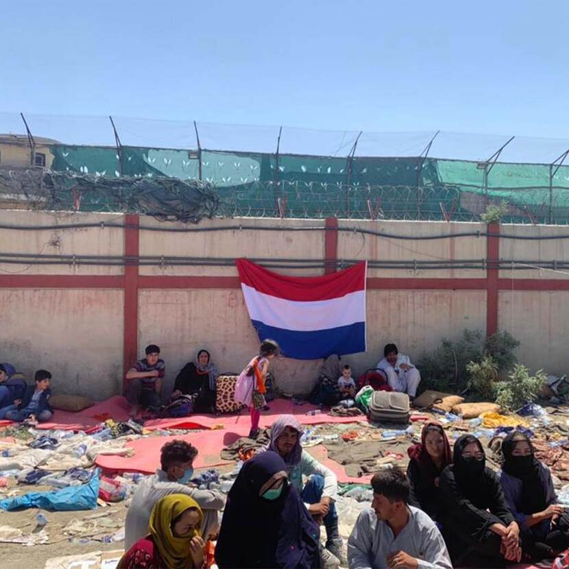Evacuatie Afghanistan Nederlandse vlag op muur