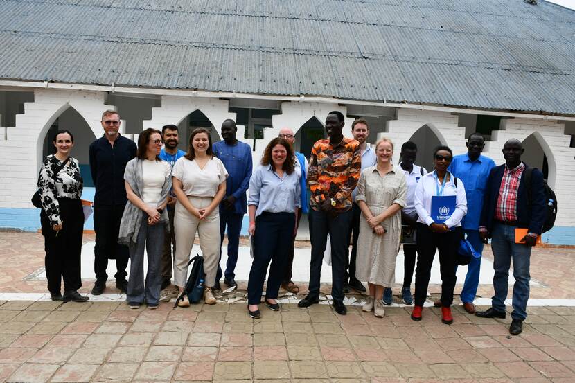 Groepsfoto met Pascalle Grotenhuis en een lokale minister in Malakal.