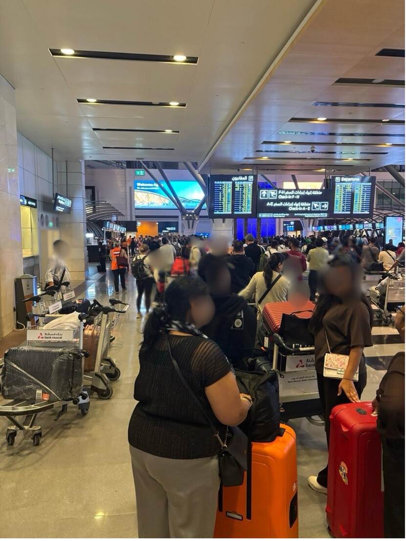 Mensen op een vliegveld.