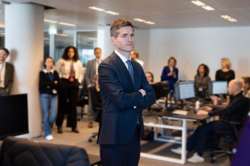 Minister Berendsen op het ministerie van Buitenlandse Zaken tijdens de crisis in het Midden-Oosten