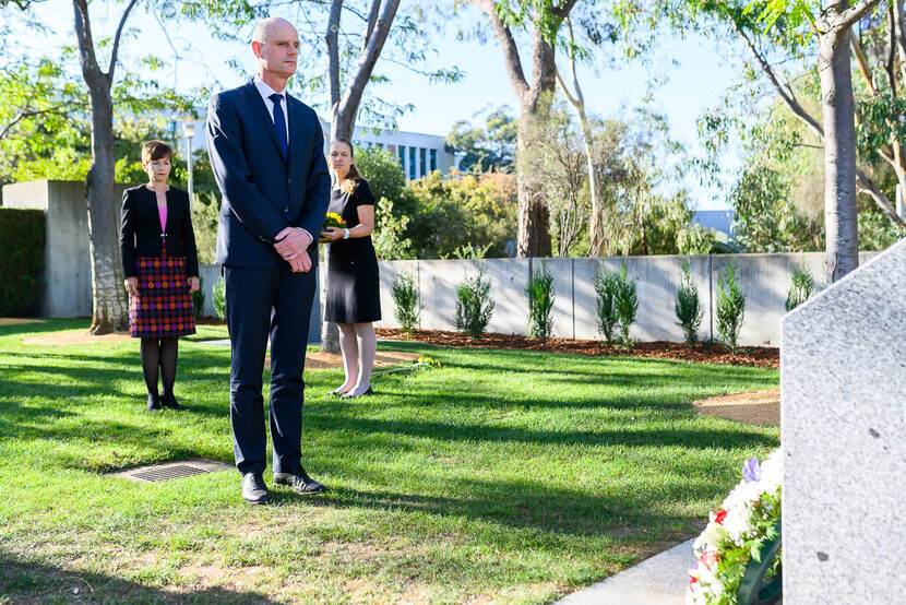 Minister Blok legt krans bij MH17-monument.