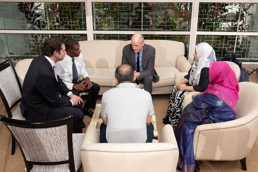 Minister Blok in gesprek met nabestaanden van MH17-slachtoffers.