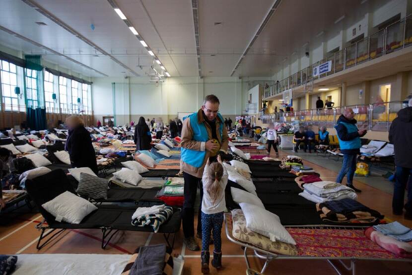 Vluchtelingen worden opgevangen in een sporthal in Medyka in Polen